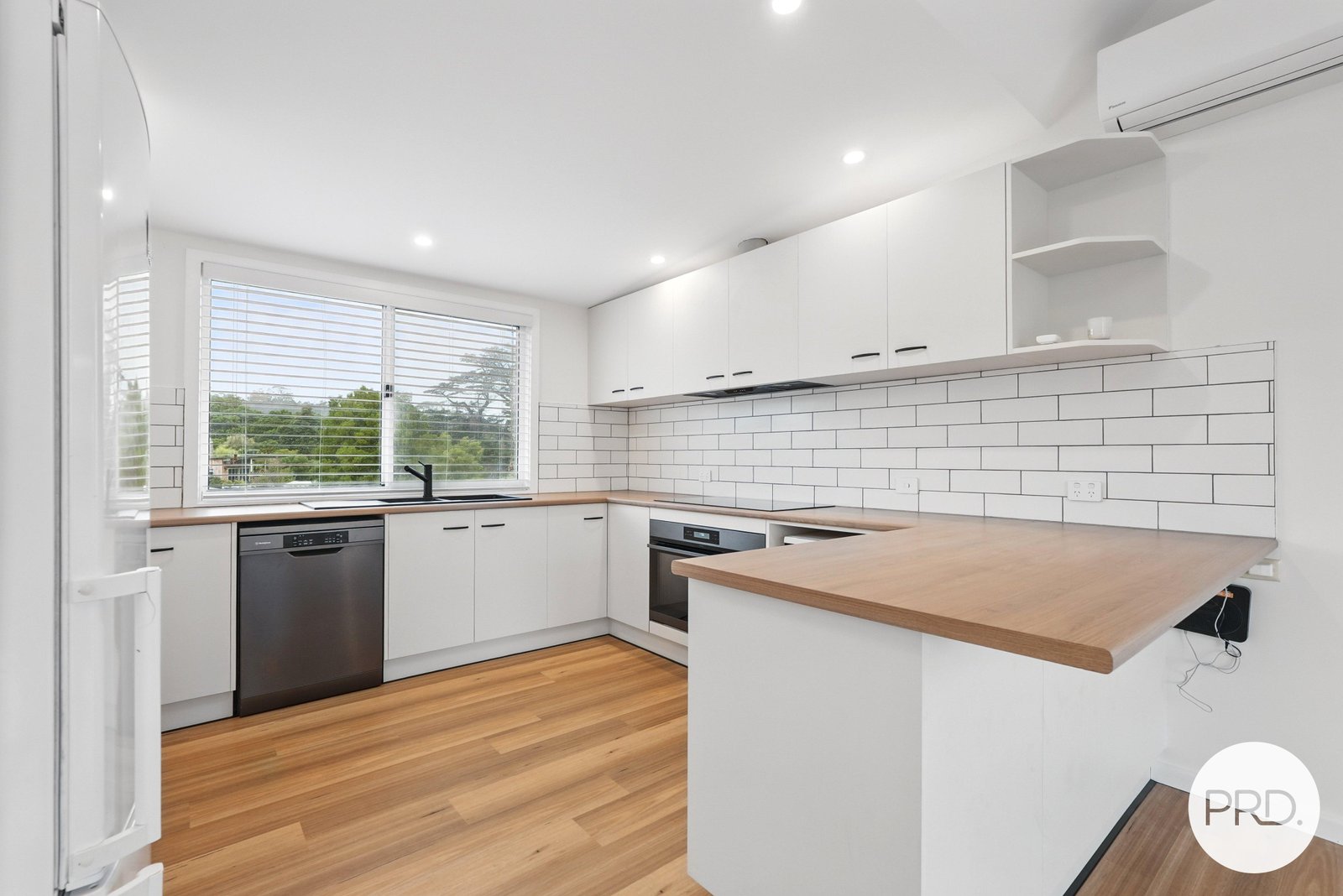 4 Rainbow Terrace OPOSSUM BAY 2