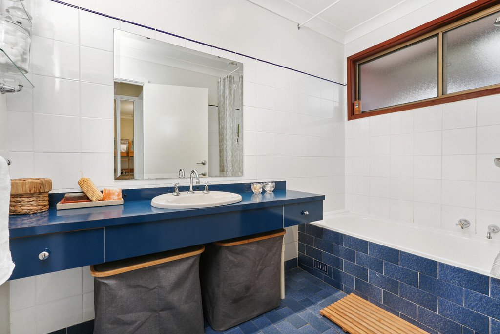 4 Reeves Way DAPTO 8