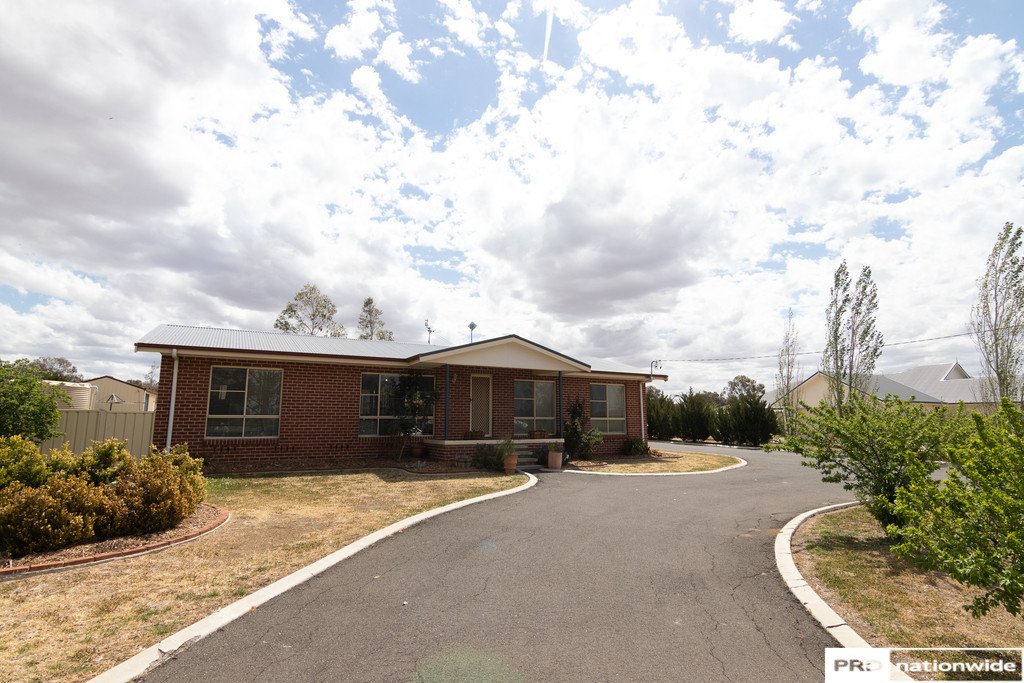 4 Regans Road TAMWORTH 3