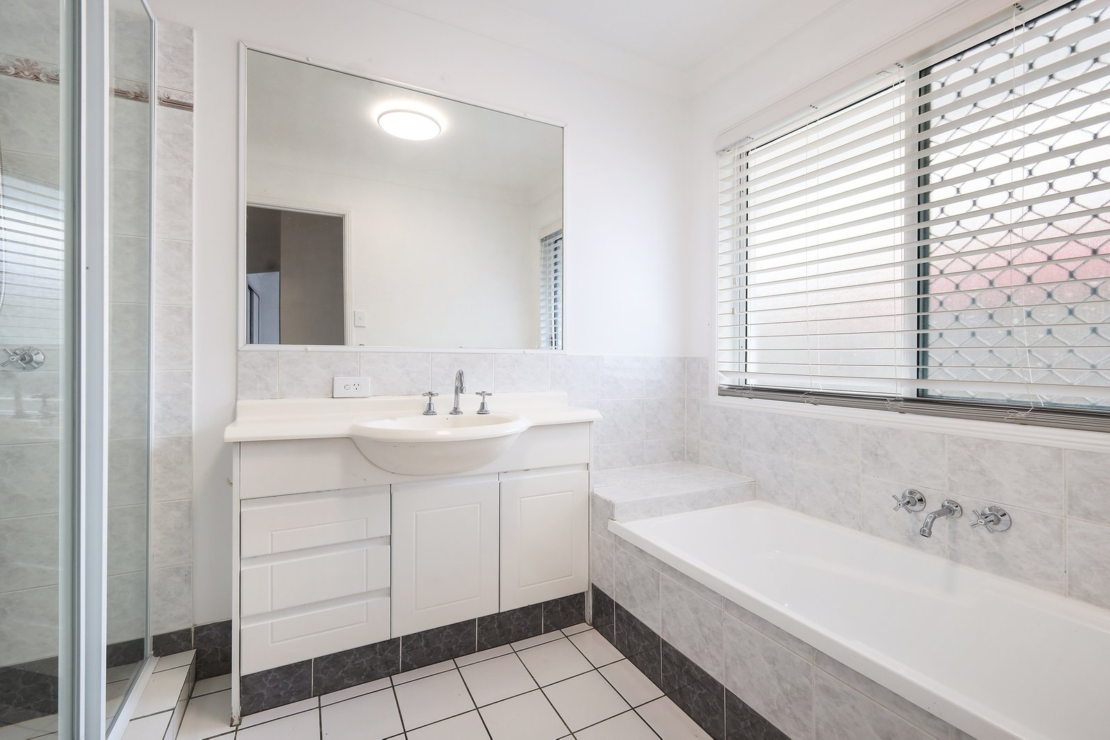 4 Royal Court ASHMORE 10