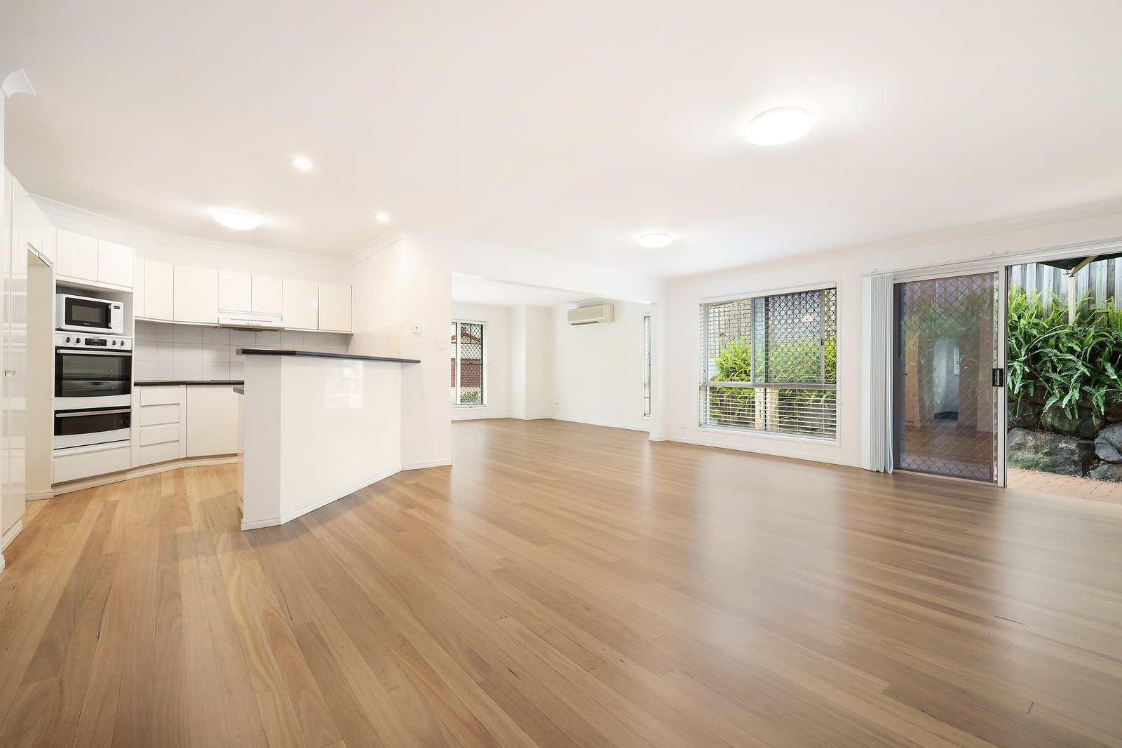 4 Royal Court ASHMORE 2