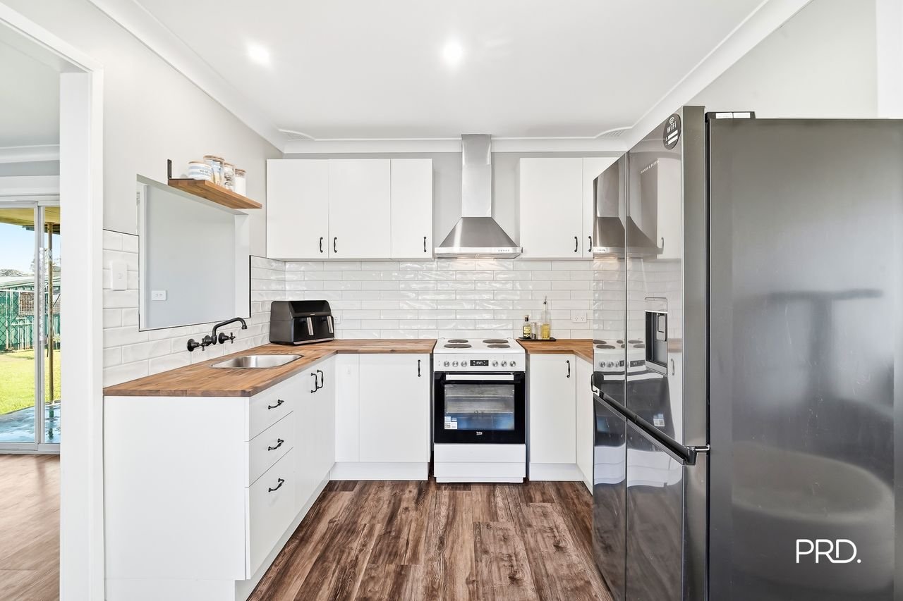 4 Sandra Place SOUTH PENRITH 3