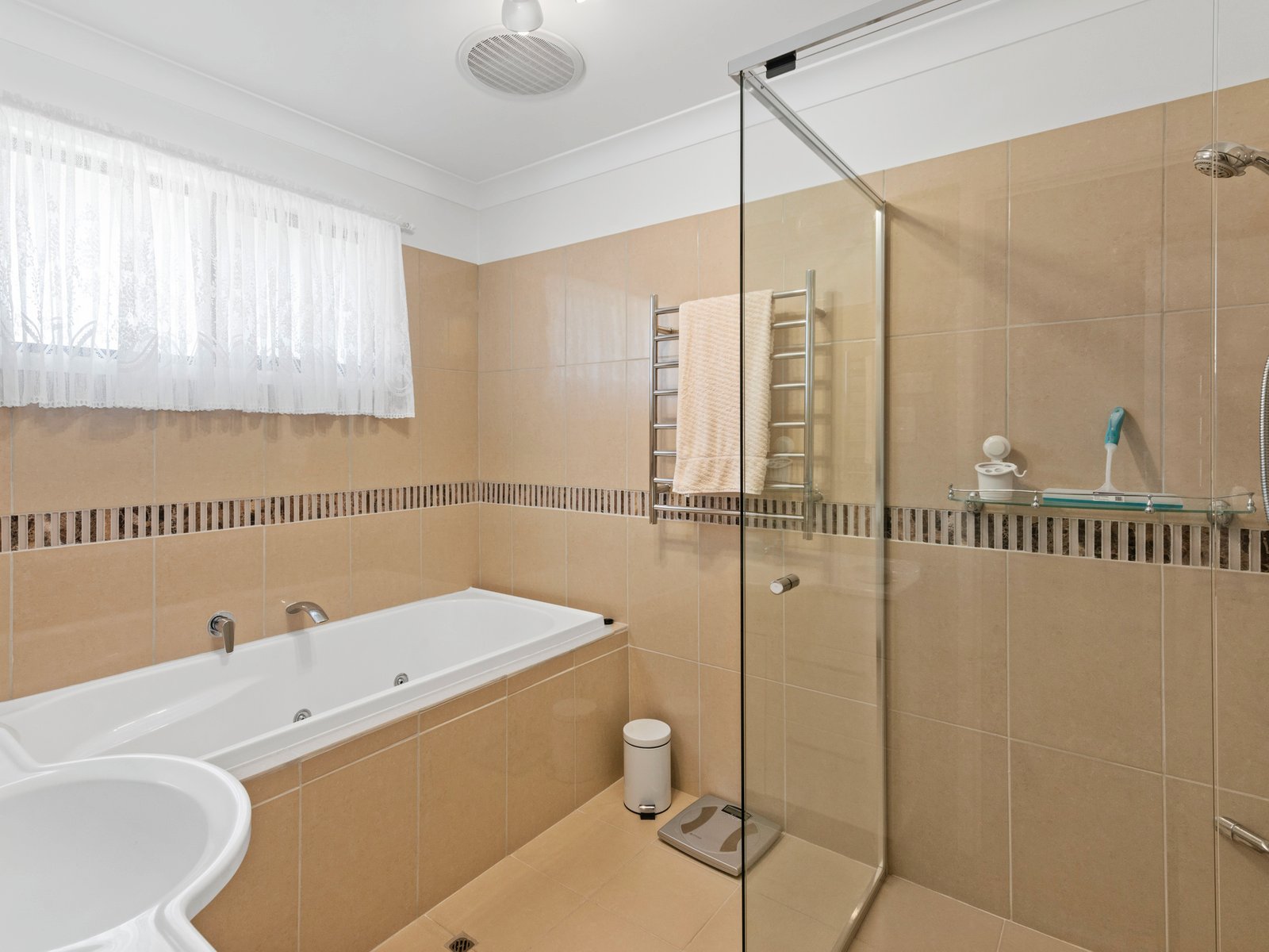 4 Seaview Parade ELANORA 13