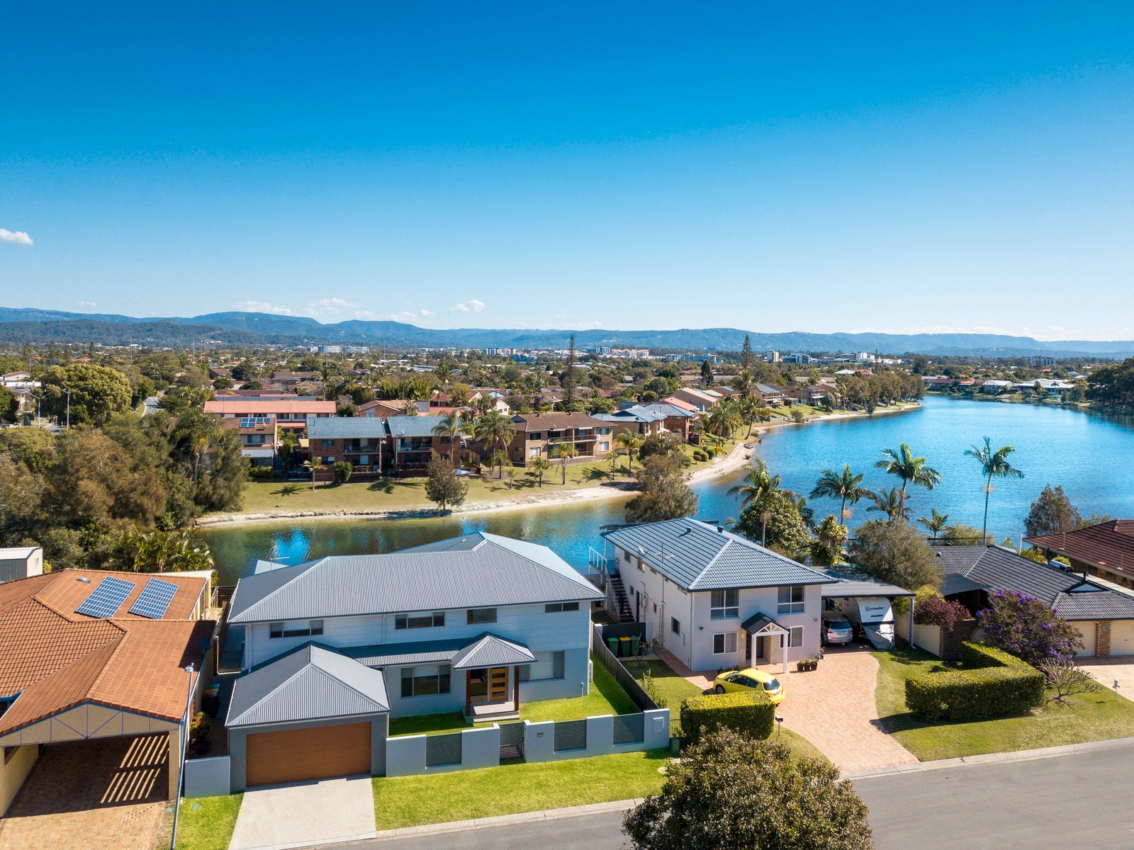 4 Spoonbill Court BURLEIGH WATERS 1