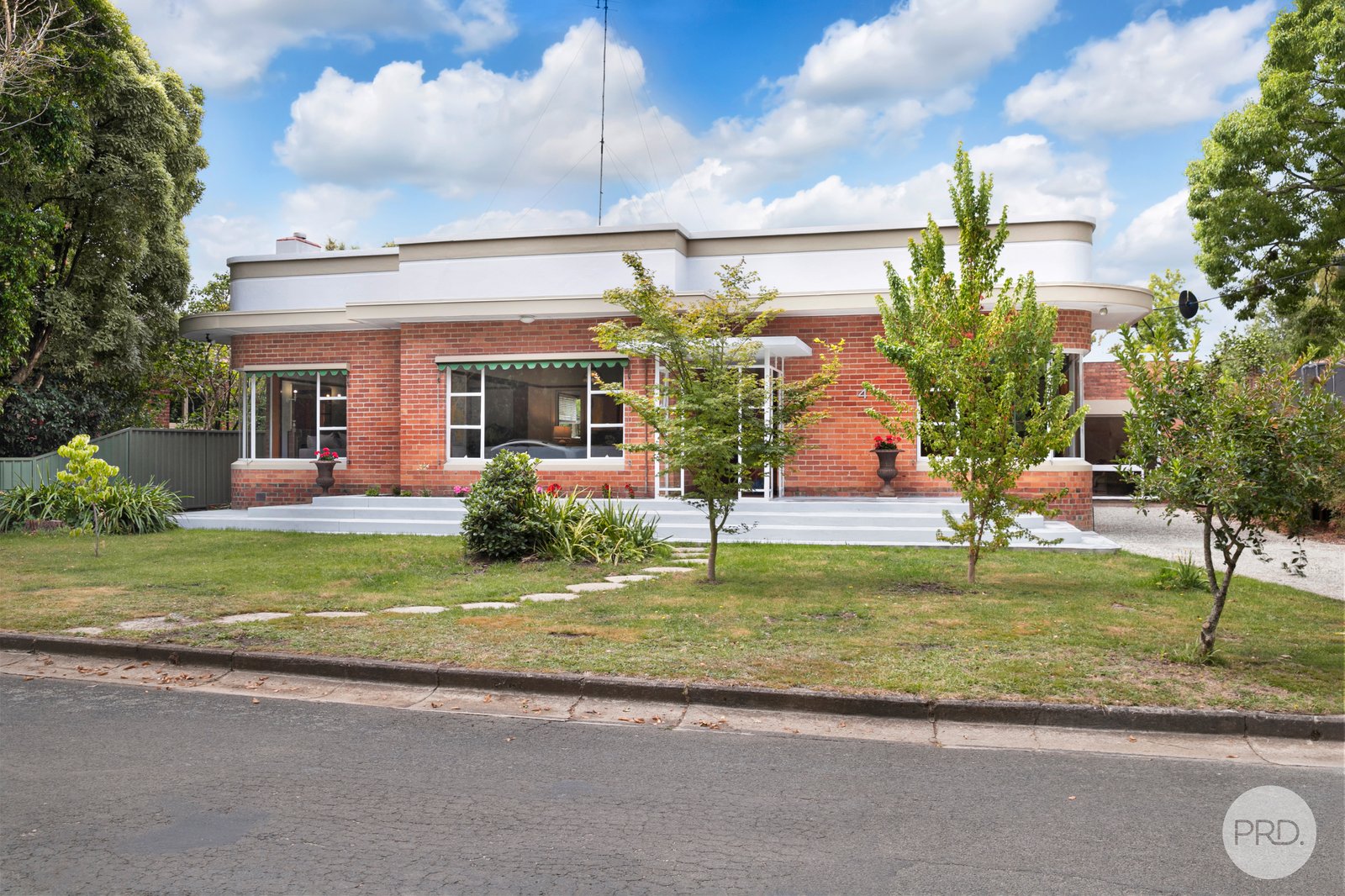 4 The Boulevarde  LAKE WENDOUREE 2