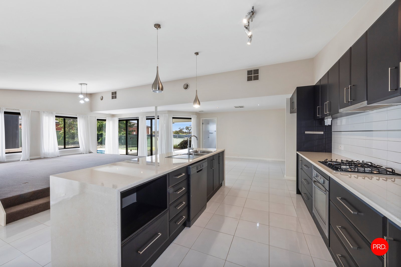 4 Valiant Court GOLDEN SQUARE 6