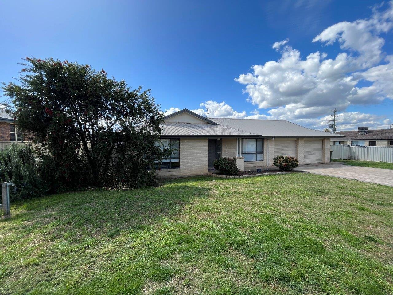 4 Warburton Drive TAMWORTH 19