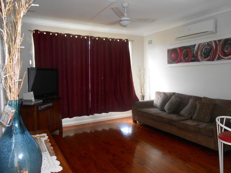 4 Warren Street TAMWORTH 5