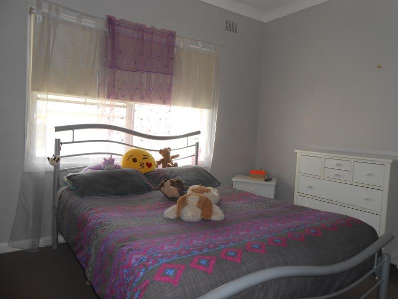 4 Warren Street TAMWORTH 8