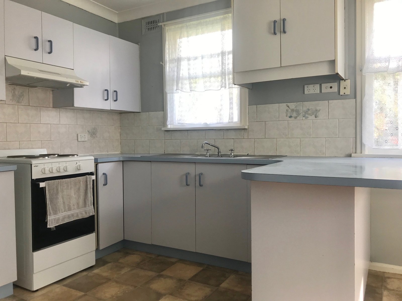 4 Westow Crescent OXLEY VALE 2