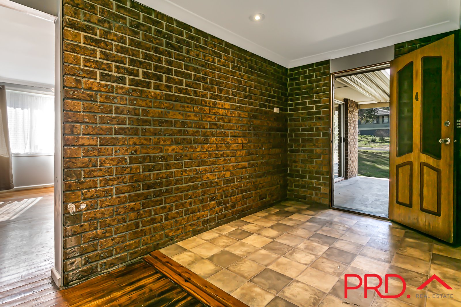 4 Westow Crescent TAMWORTH 5