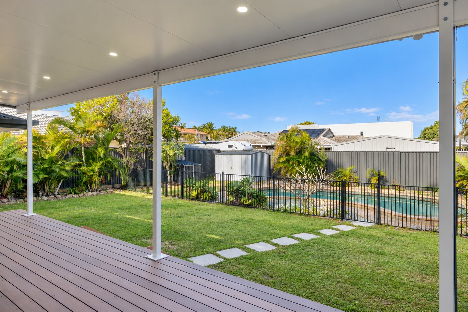 4 Yerrecoin Place BURLEIGH WATERS 1