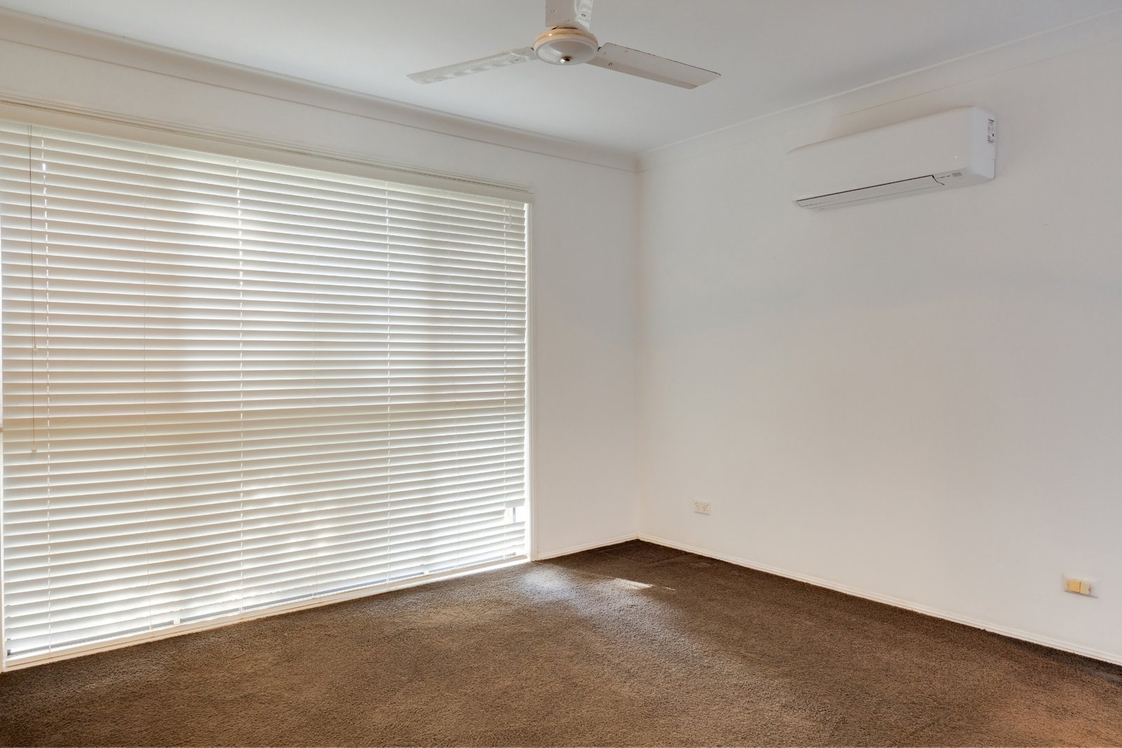 4 Yerrecoin Place BURLEIGH WATERS 11