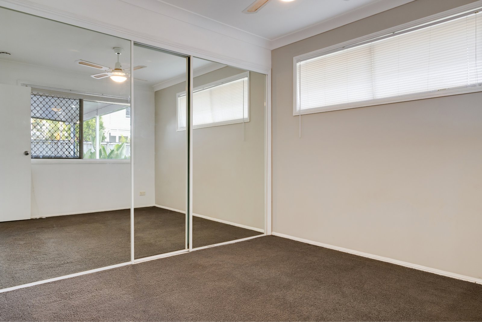 4 Yerrecoin Place BURLEIGH WATERS 14