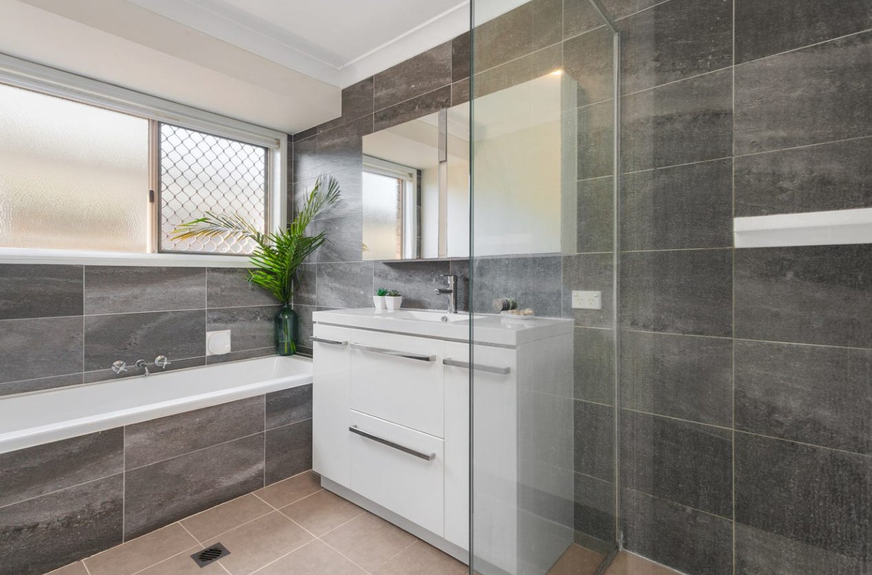 4 Yerrecoin Place BURLEIGH WATERS 15