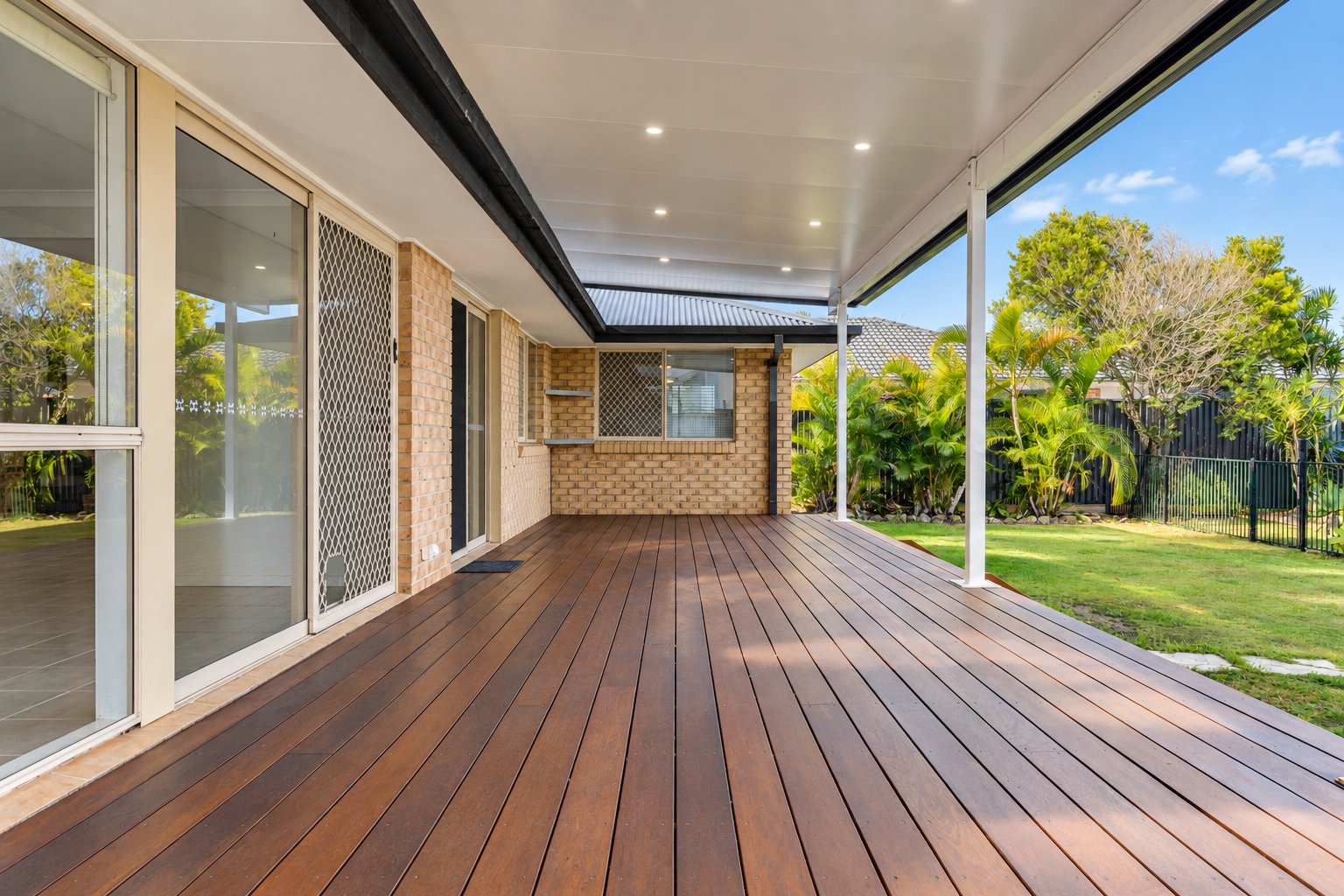 4 Yerrecoin Place BURLEIGH WATERS 16