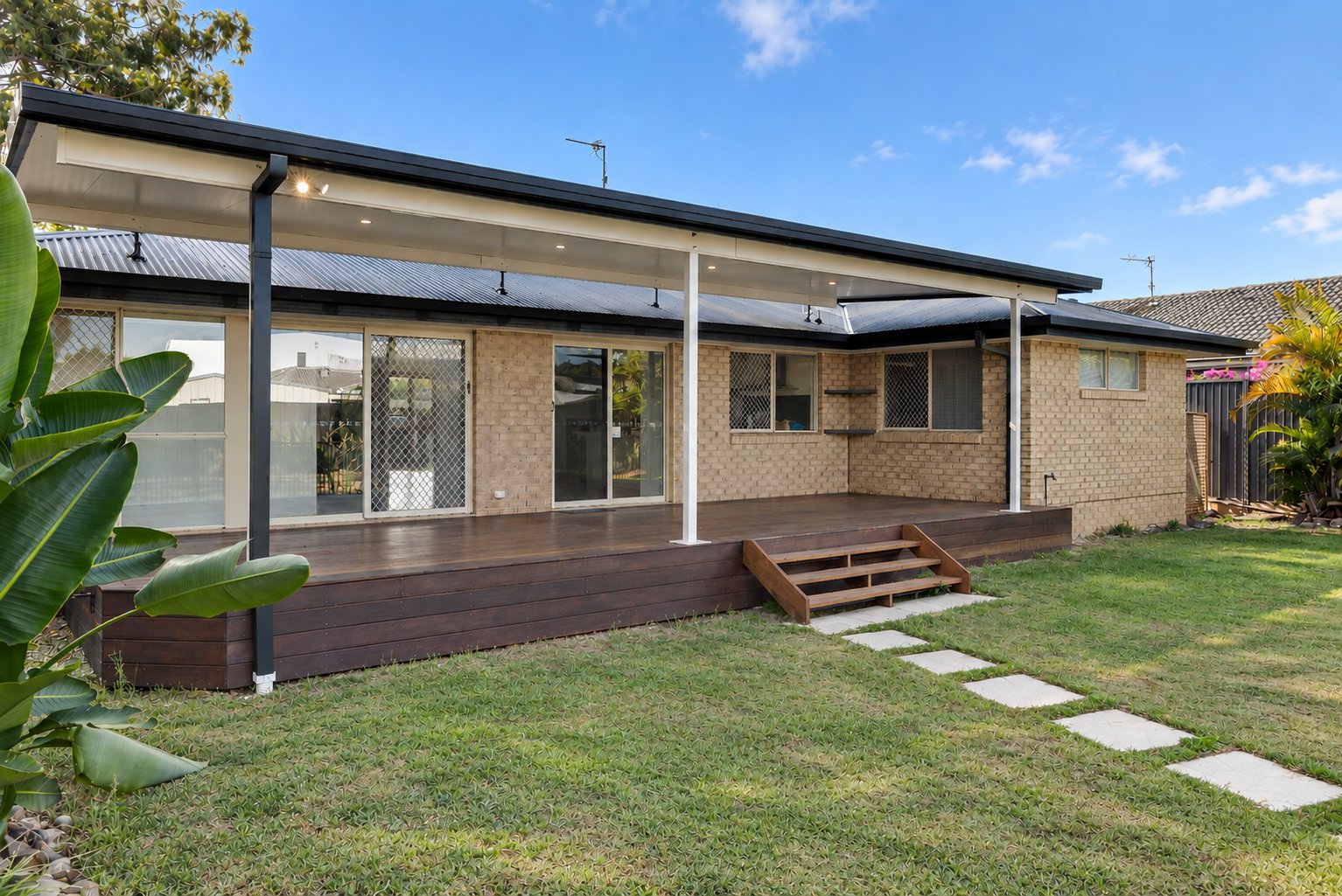 4 Yerrecoin Place BURLEIGH WATERS 17
