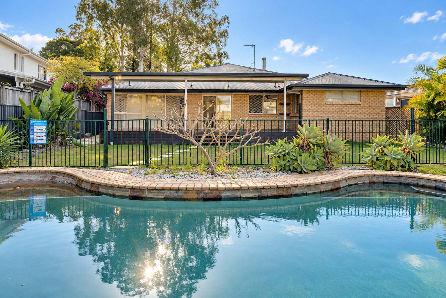 4 Yerrecoin Place BURLEIGH WATERS 18