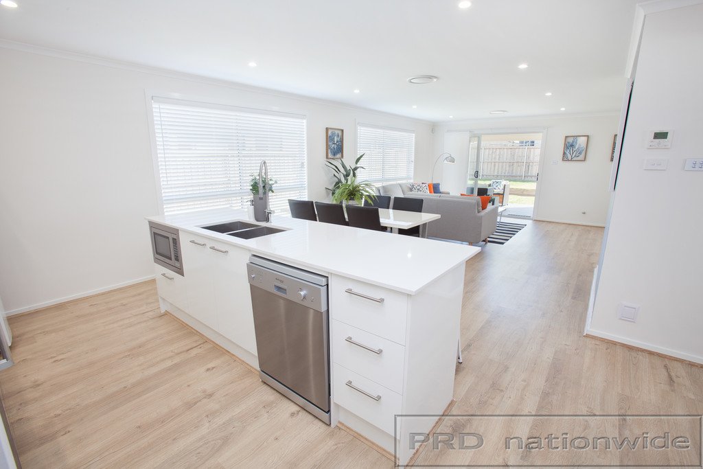 40 Emperor Parade CHISHOLM 7