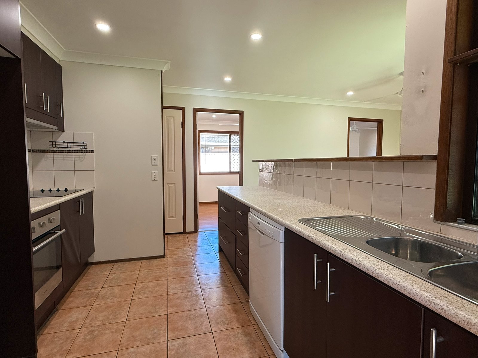 40 Lochinvar Court ASHMORE 5