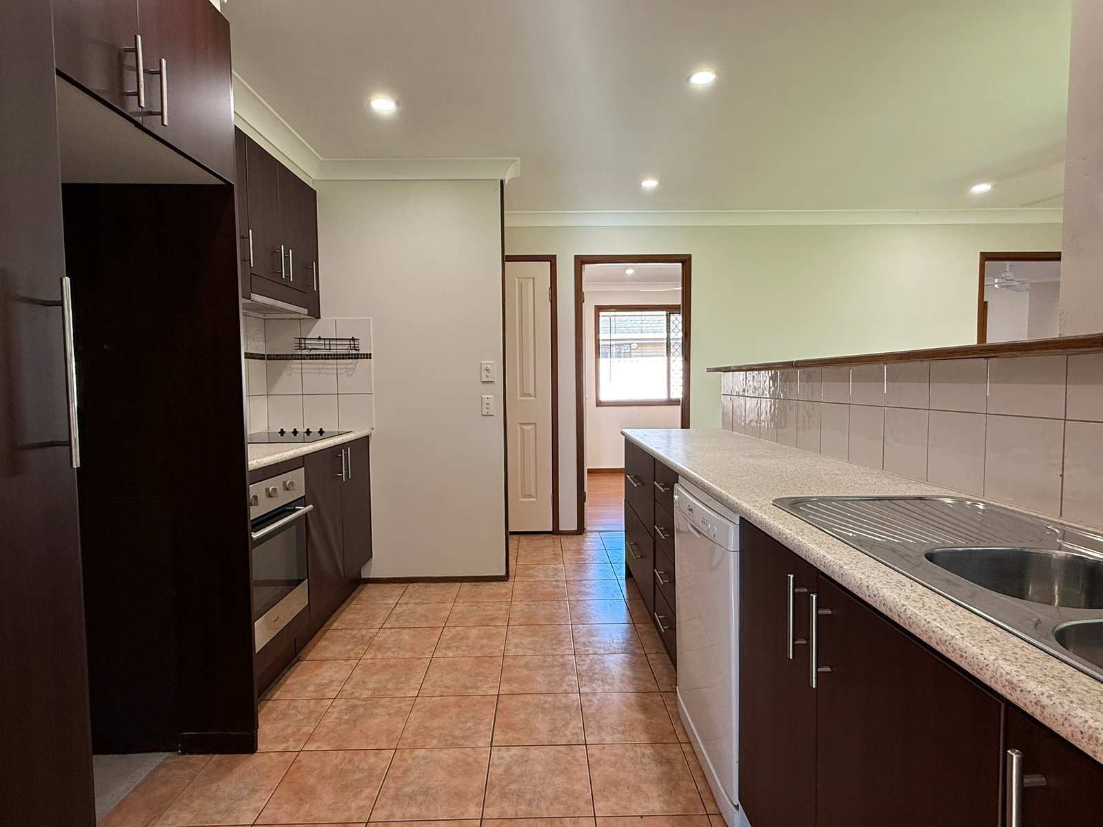 40 Lochinvar Court ASHMORE 6