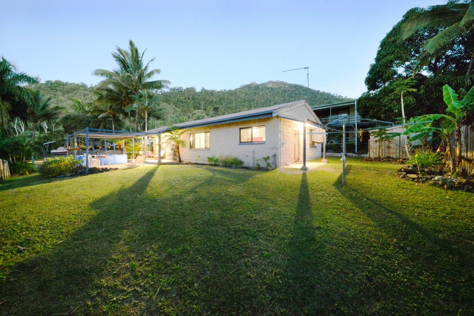 40 Tropic Road CANNONVALE 19