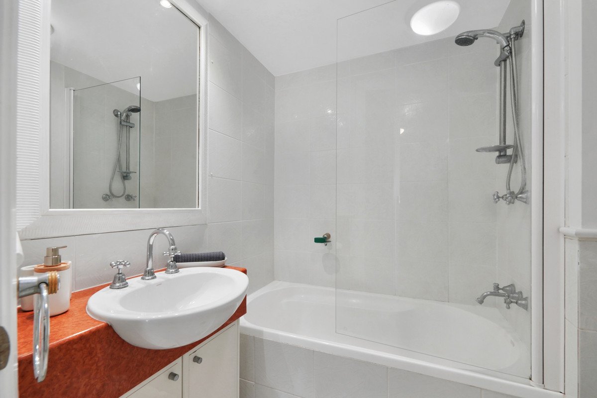 402/220 The Esplanade Burleigh Heads 11