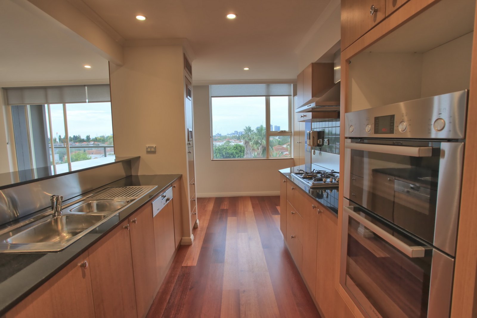 Gallery: 403/107 Beach Street