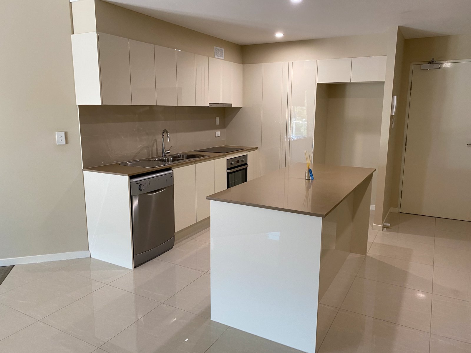 404/10 WYNDHAM Avenue BOYNE ISLAND 5