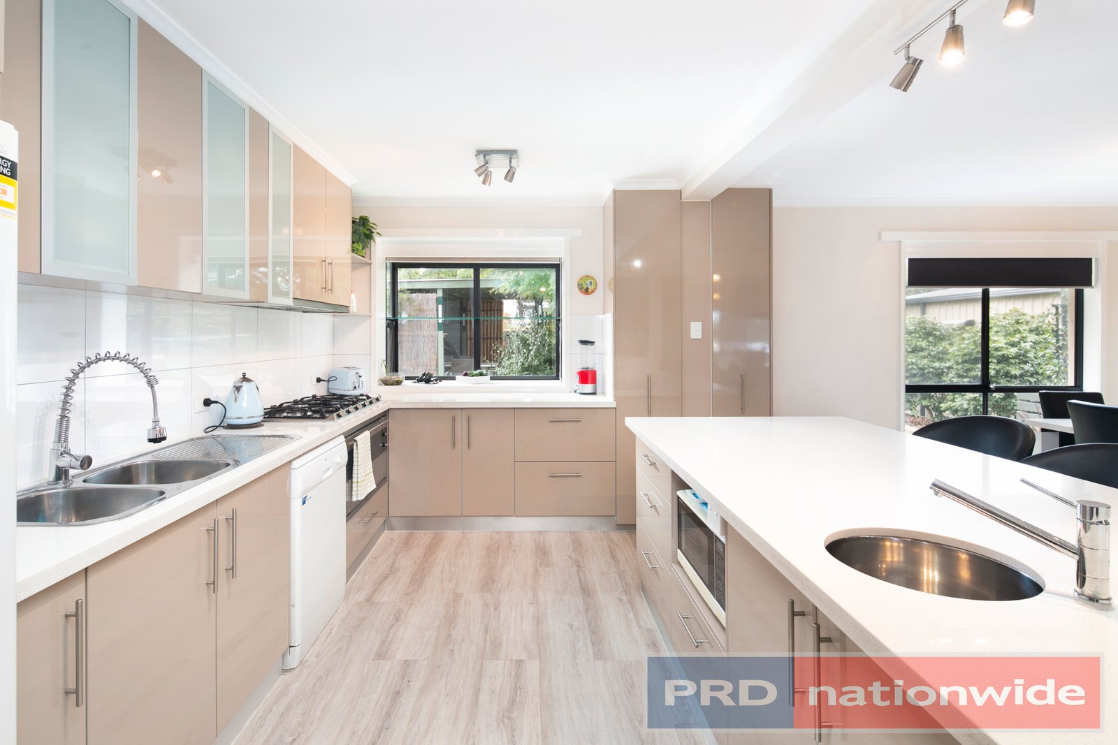 405 Richards Street CANADIAN 11