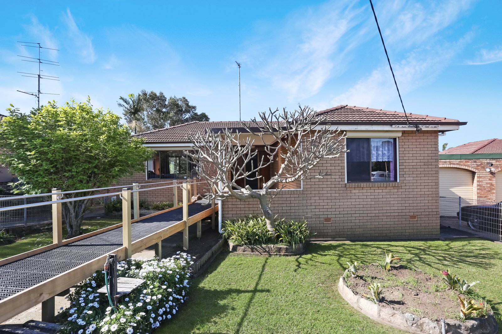 41 Beaton Street LAKE ILLAWARRA 2