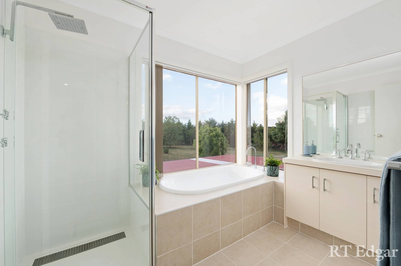 Real Estate and Property in 41 Stuartfield Avenue, Romsey, VIC