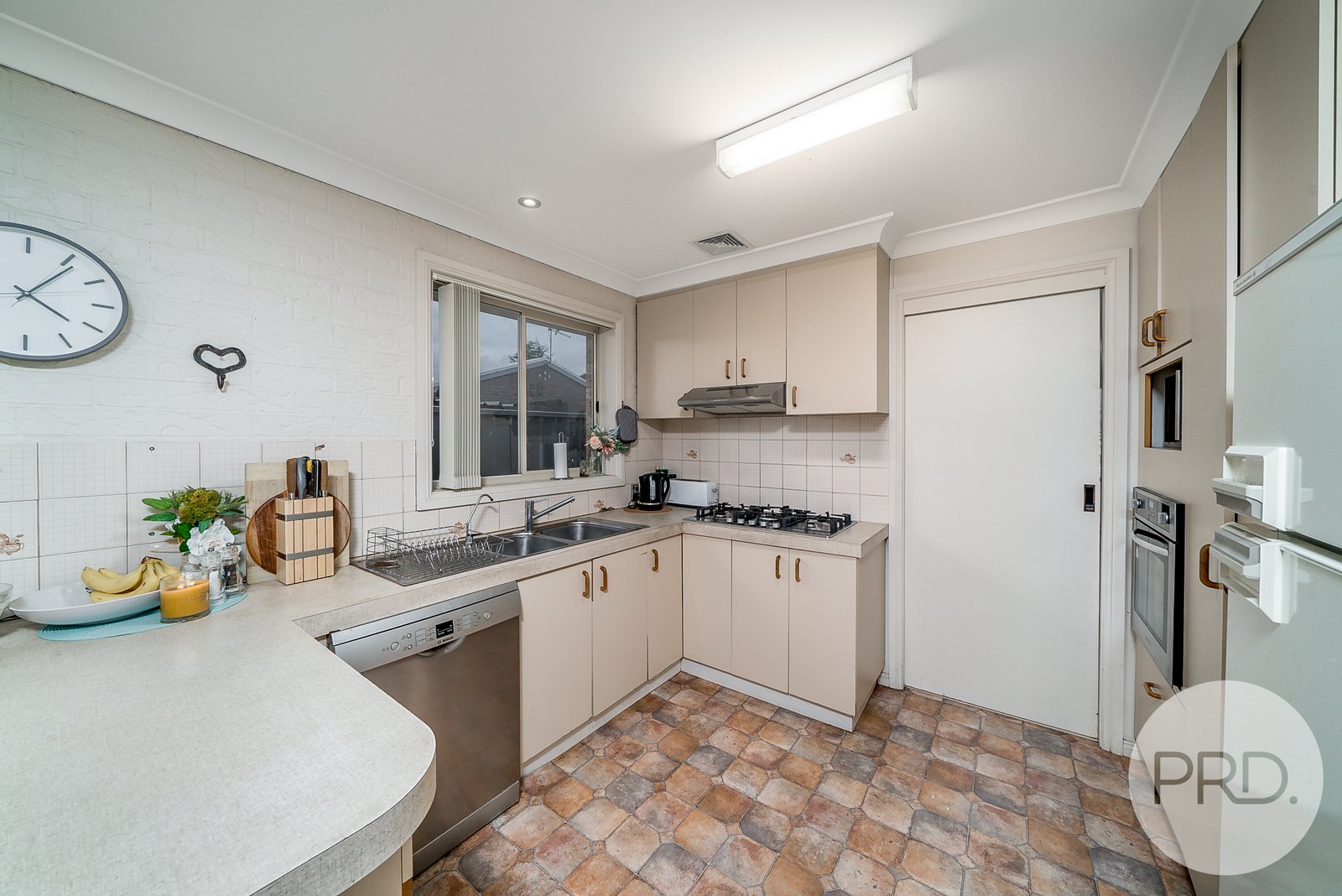 41 Warrambool Crescent GLENFIELD PARK 4