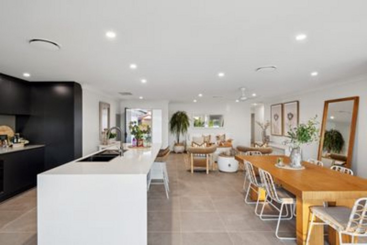 41 Wedgebill Parade Burleigh Waters 11