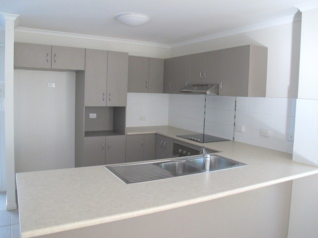 4/10 Arthur Street BOYNE ISLAND 2