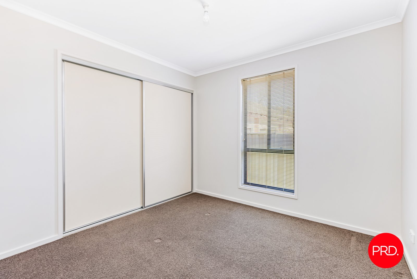 4/10 Ligar Street KENNINGTON 9