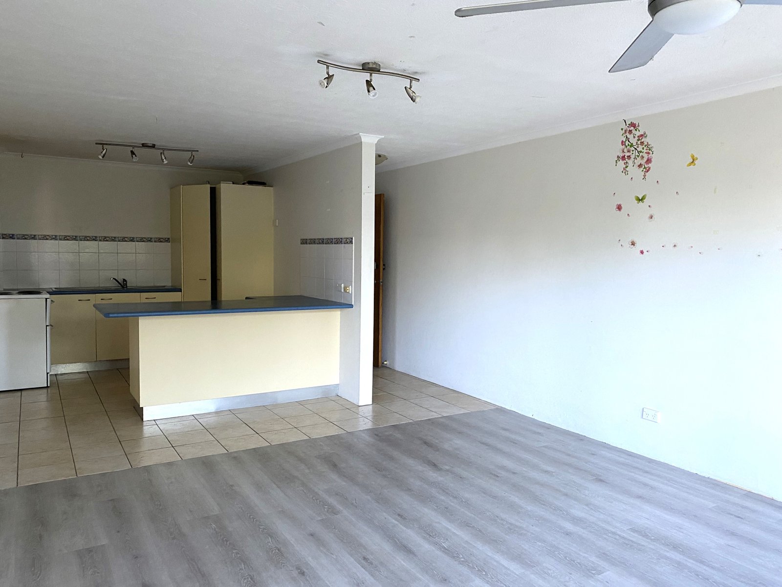 4/10 Nalla Court PALM BEACH 4