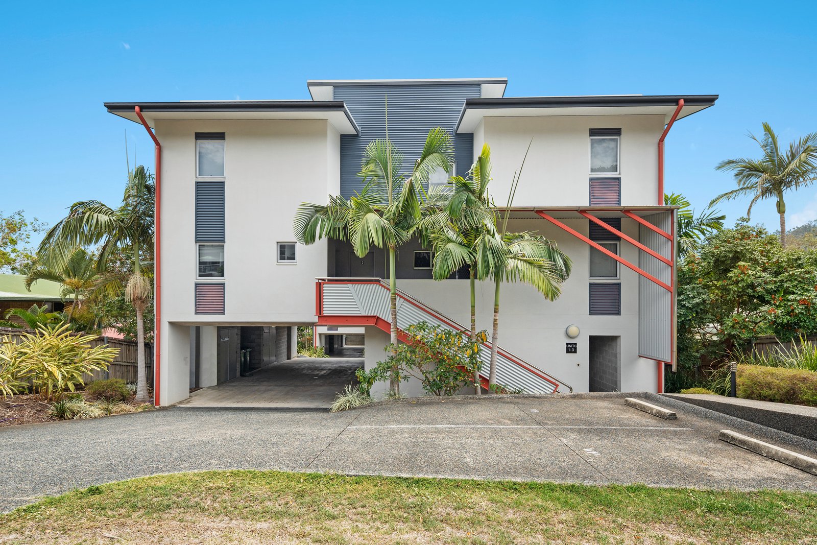 4/11 Eshelby Drive CANNONVALE 6