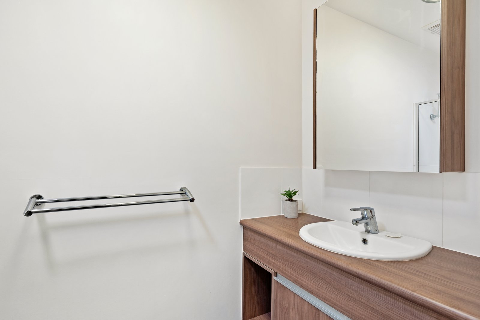 4/11 Eshelby Drive CANNONVALE 16