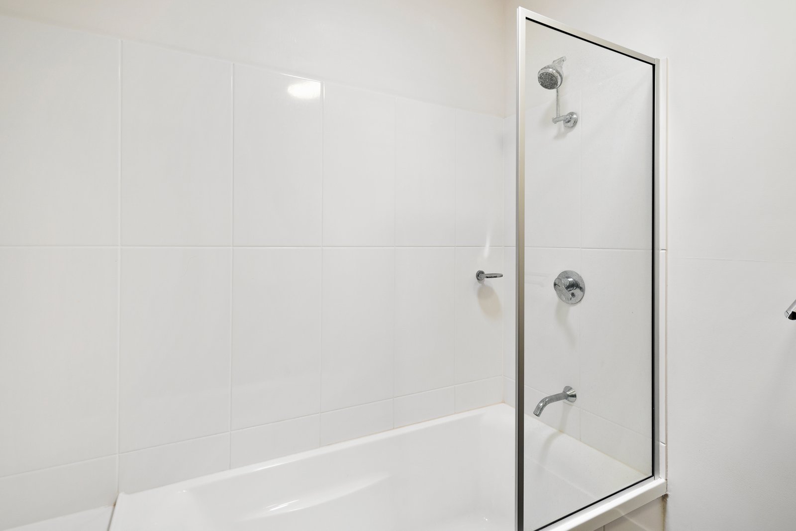 4/11 Eshelby Drive CANNONVALE 18