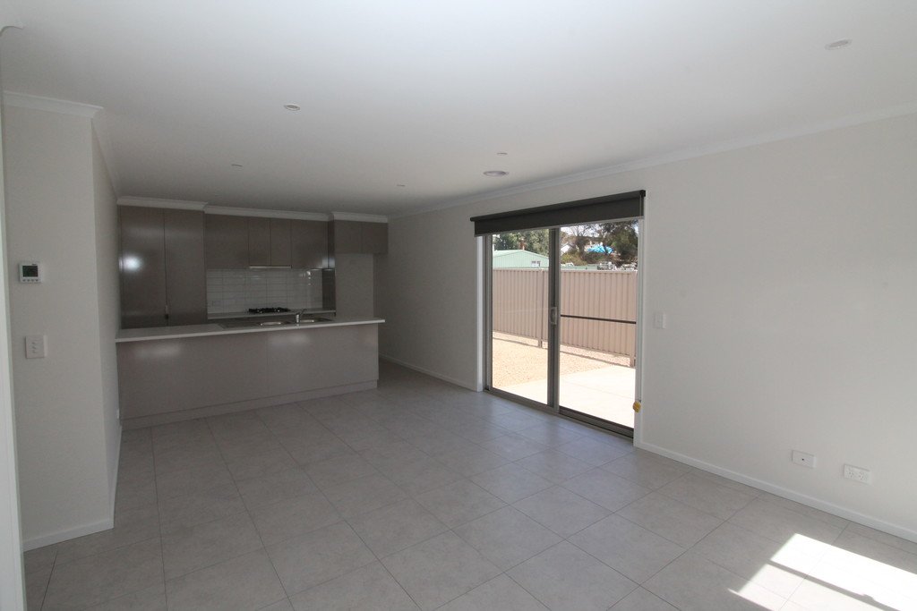 4/11 Spencer Street CANADIAN 8