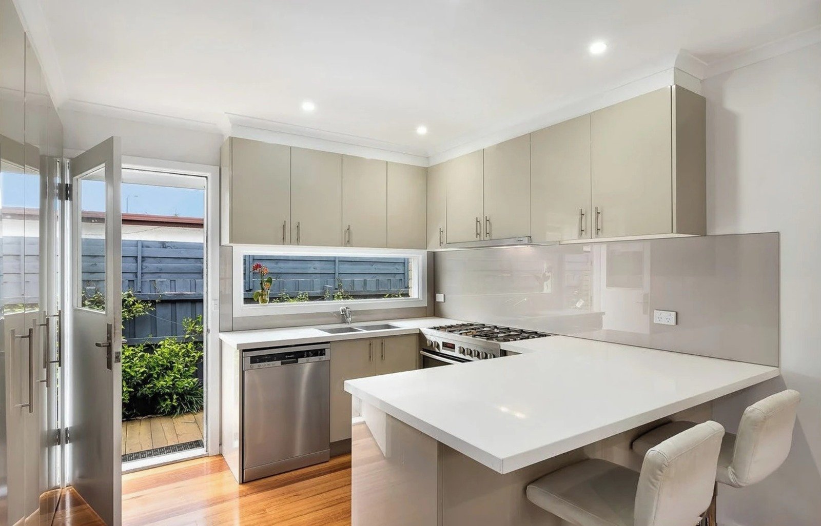 Gallery: 4/112 Warrigal Road