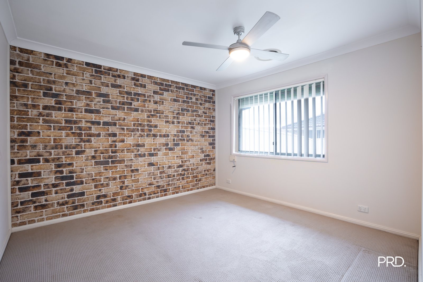 4/113 The Lakes Dr  Glenmore Park 2