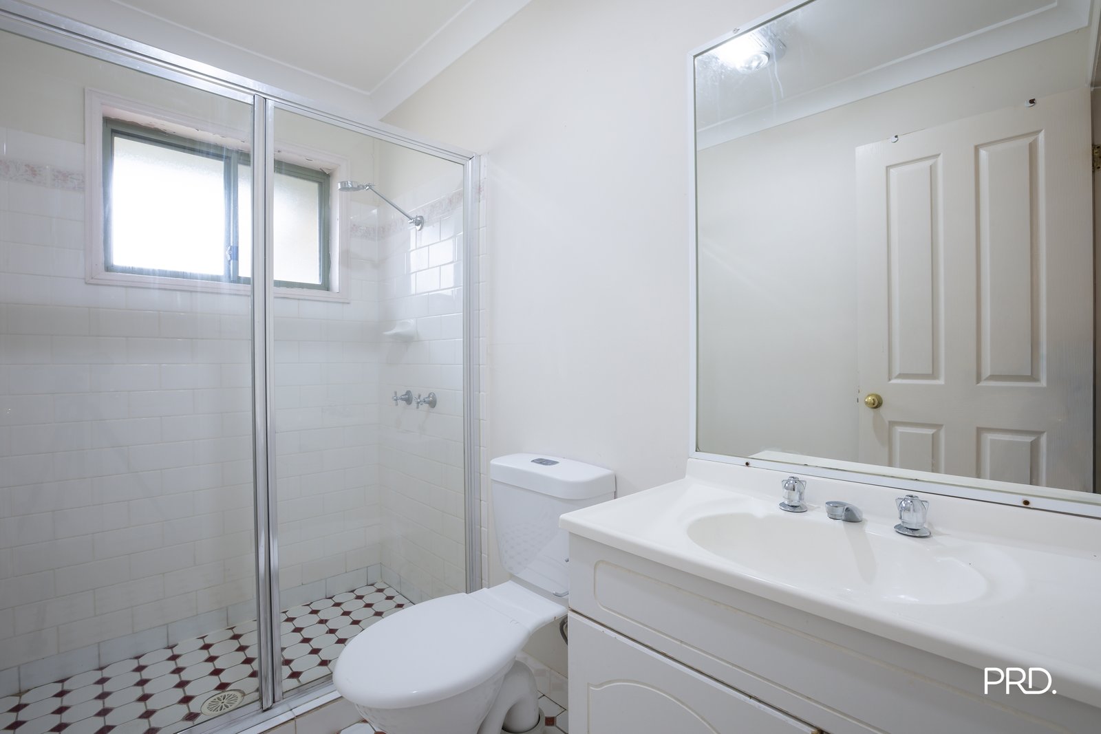 4/113 The Lakes Dr  Glenmore Park 3