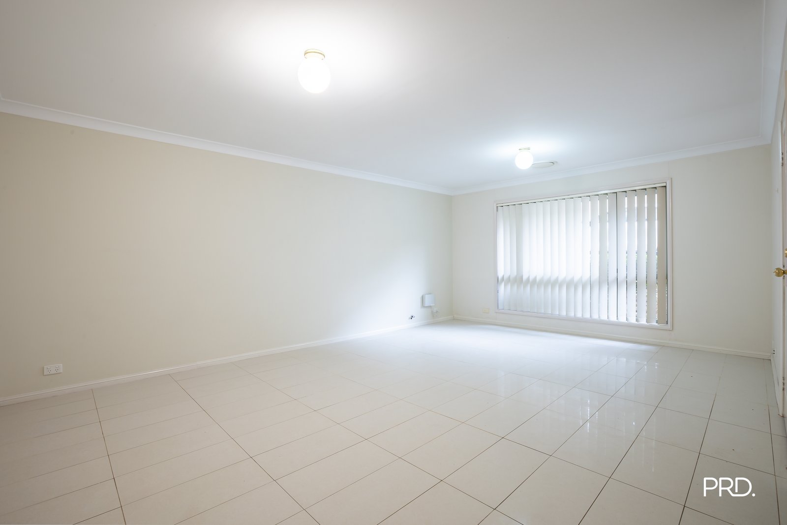 4/113 The Lakes Dr  Glenmore Park 5