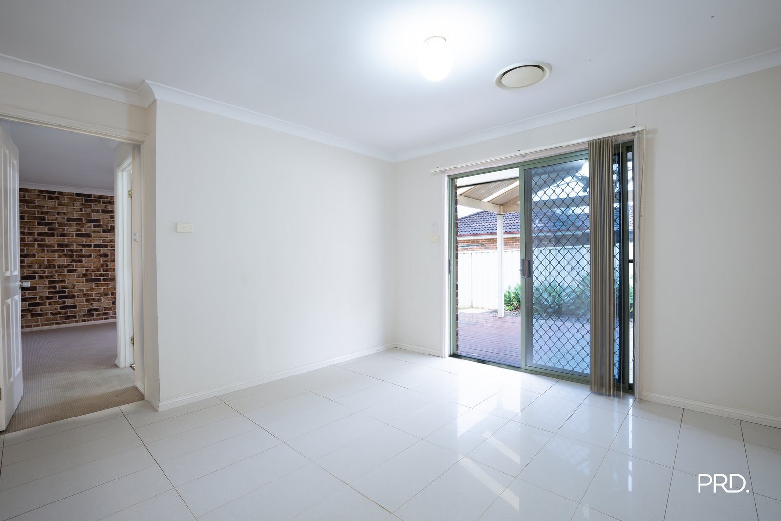 4/113 The Lakes Dr  Glenmore Park 7