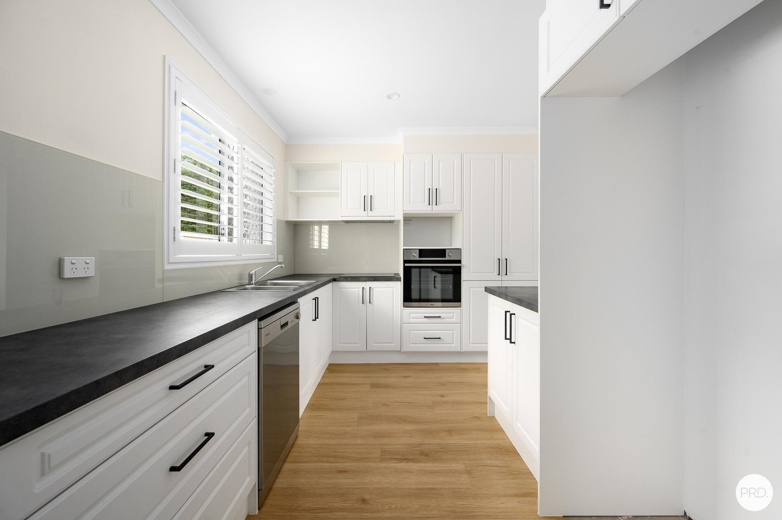 4/13 Stephanie Court LABRADOR 5