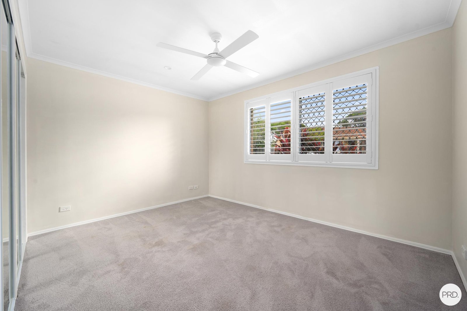 4/13 Stephanie Court LABRADOR 6