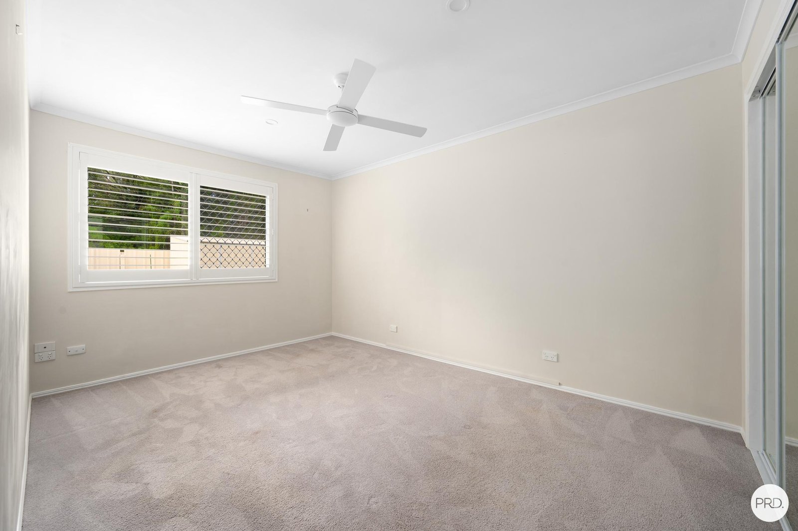 4/13 Stephanie Court LABRADOR 8