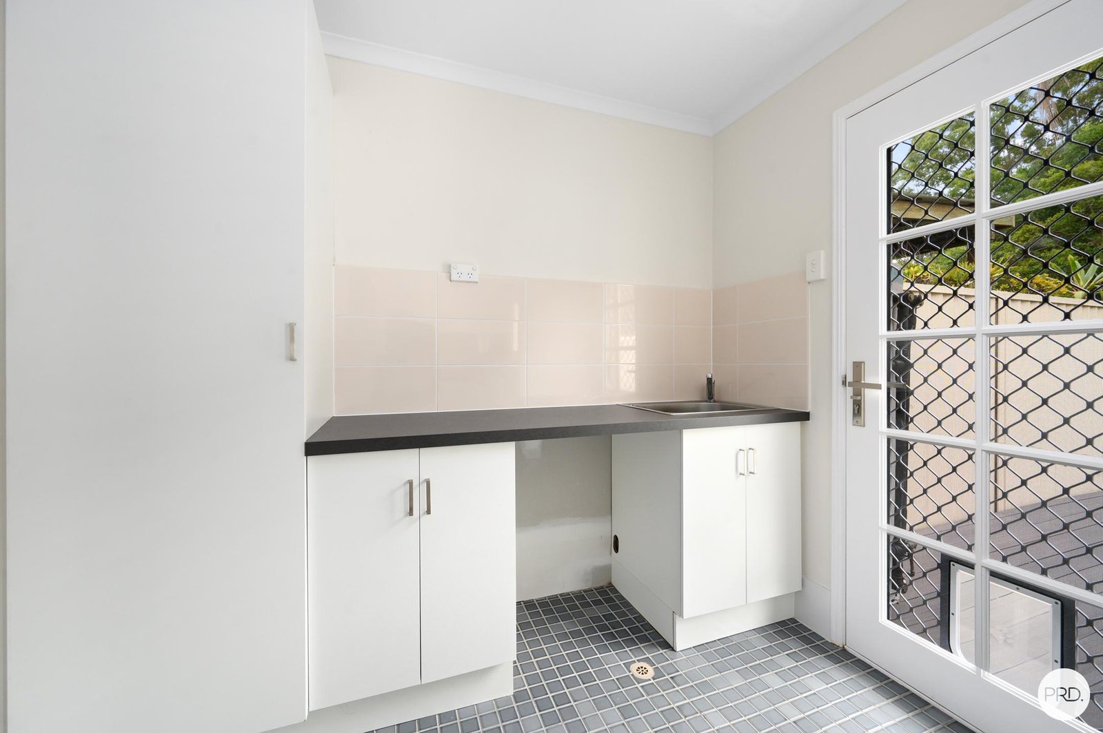 4/13 Stephanie Court LABRADOR 9